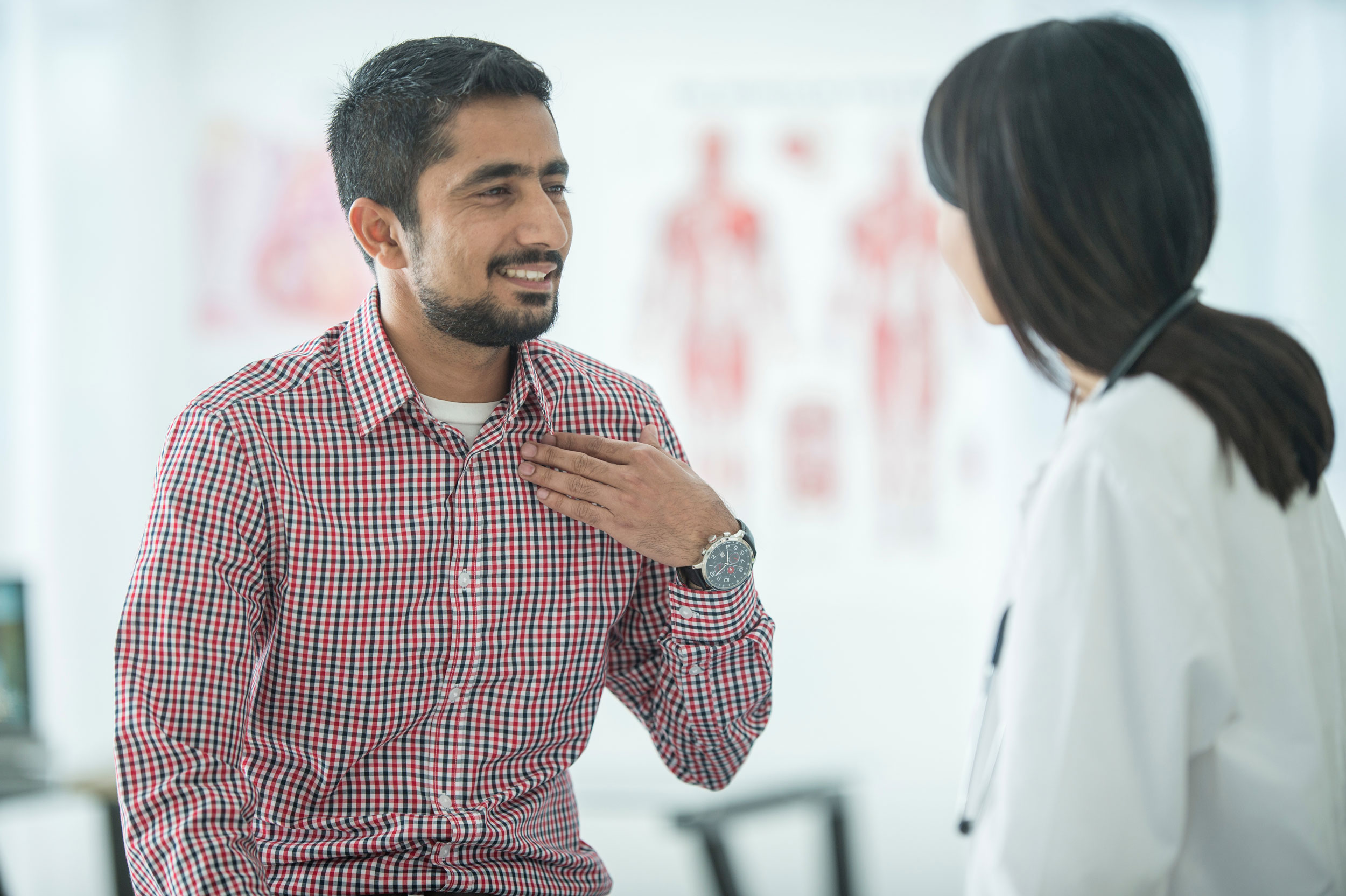 Man explaining his issue to a female doctor