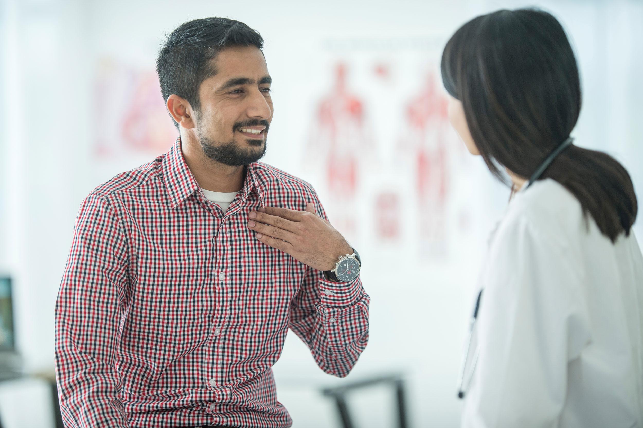Man explaining his issue to a female doctor